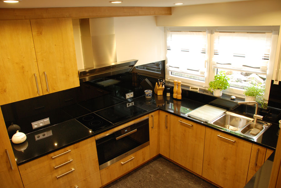 Küche mit schwarzem Granit