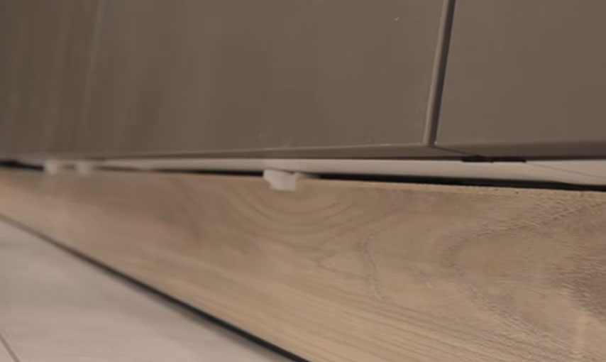 So geht´s: Sockelleisten entfernen und befestigen